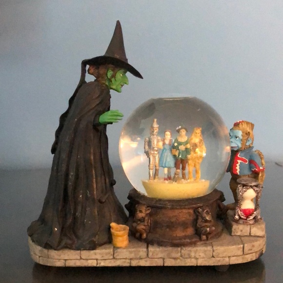 Other - Wizard of oz snow globe